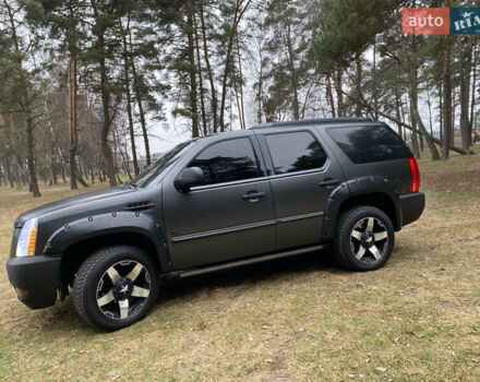 Чорний Каділак Ескалейд, об'ємом двигуна 6.2 л та пробігом 180 тис. км за 12000 $, фото 29 на Automoto.ua