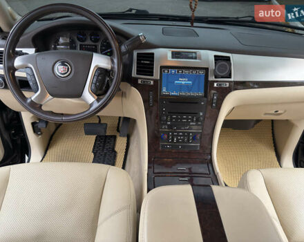 Кадиллак Эскалейд 2008 в Виннице на Automoto.ua Черный Кадиллак Эскалейд, объемом двигателя 6.2 л и пробегом 250 тыс. км за 15950 $, фото 2 на Automoto.ua