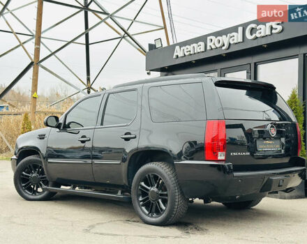 Черный Кадиллак Эскалейд, объемом двигателя 6.16 л и пробегом 255 тыс. км за 14900 $, фото 3 на Automoto.ua