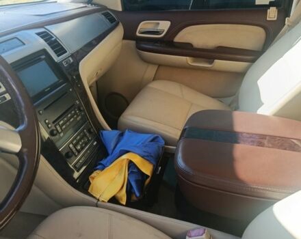 Черный Кадиллак Эскалейд, объемом двигателя 0 л и пробегом 240 тыс. км за 8000 $, фото 7 на Automoto.ua