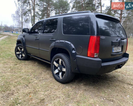 Чорний Каділак Ескалейд, об'ємом двигуна 6.2 л та пробігом 180 тис. км за 12000 $, фото 24 на Automoto.ua