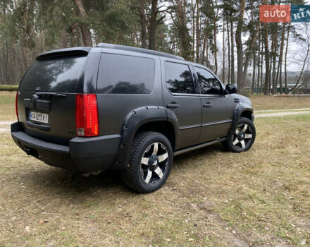 Чорний Каділак Ескалейд, об'ємом двигуна 6.2 л та пробігом 180 тис. км за 12000 $, фото 45 на Automoto.ua