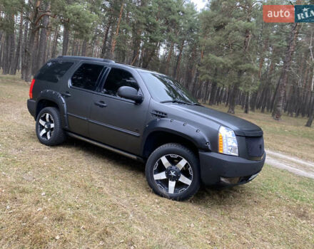 Чорний Каділак Ескалейд, об'ємом двигуна 6.2 л та пробігом 180 тис. км за 12000 $, фото 10 на Automoto.ua