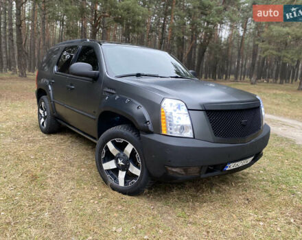 Чорний Каділак Ескалейд, об'ємом двигуна 6.2 л та пробігом 180 тис. км за 12000 $, фото 4 на Automoto.ua
