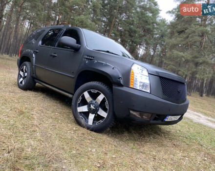 Чорний Каділак Ескалейд, об'ємом двигуна 6.2 л та пробігом 180 тис. км за 12000 $, фото 6 на Automoto.ua