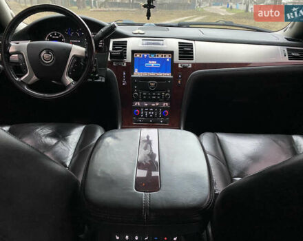 Чорний Каділак Ескалейд, об'ємом двигуна 6.2 л та пробігом 180 тис. км за 12000 $, фото 56 на Automoto.ua