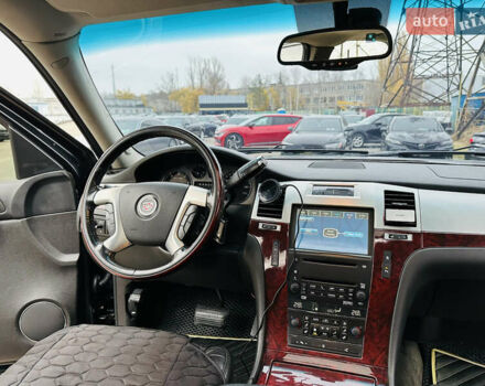 Черный Кадиллак Эскалейд, объемом двигателя 6.16 л и пробегом 255 тыс. км за 14900 $, фото 20 на Automoto.ua
