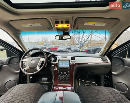 Черный Кадиллак Эскалейд, объемом двигателя 6.16 л и пробегом 255 тыс. км за 14900 $, фото 19 на Automoto.ua