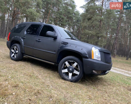 Чорний Каділак Ескалейд, об'ємом двигуна 6.2 л та пробігом 180 тис. км за 12000 $, фото 8 на Automoto.ua