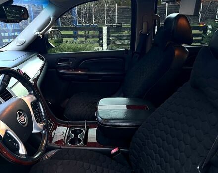 Чорний Каділак Ескалейд, об'ємом двигуна 6.2 л та пробігом 156 тис. км за 15000 $, фото 7 на Automoto.ua