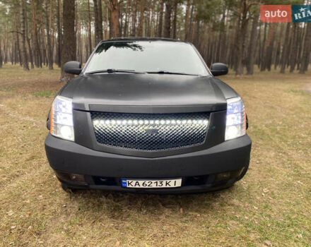 Чорний Каділак Ескалейд, об'ємом двигуна 6.2 л та пробігом 180 тис. км за 12000 $, фото 2 на Automoto.ua