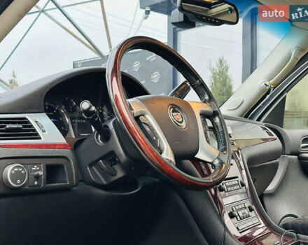 Черный Кадиллак Эскалейд, объемом двигателя 6.16 л и пробегом 255 тыс. км за 14900 $, фото 13 на Automoto.ua