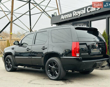 Черный Кадиллак Эскалейд, объемом двигателя 6.16 л и пробегом 255 тыс. км за 14900 $, фото 11 на Automoto.ua