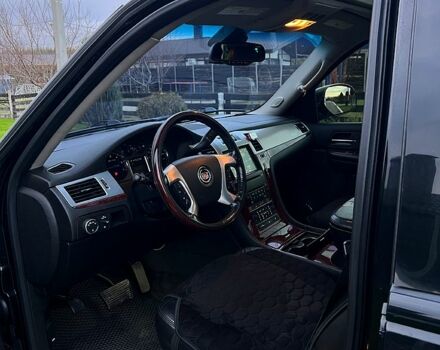 Чорний Каділак Ескалейд, об'ємом двигуна 6.2 л та пробігом 156 тис. км за 15000 $, фото 6 на Automoto.ua