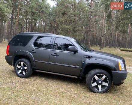 Чорний Каділак Ескалейд, об'ємом двигуна 6.2 л та пробігом 180 тис. км за 12000 $, фото 14 на Automoto.ua