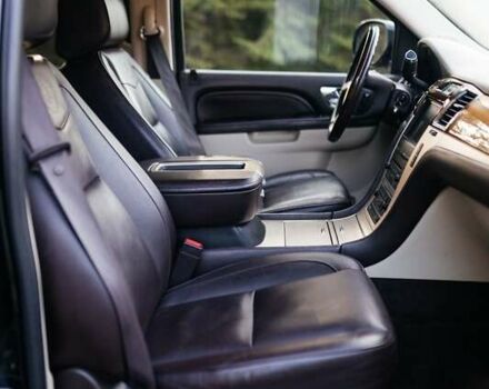 Чорний Каділак Ескалейд, об'ємом двигуна 6.16 л та пробігом 250 тис. км за 26999 $, фото 29 на Automoto.ua