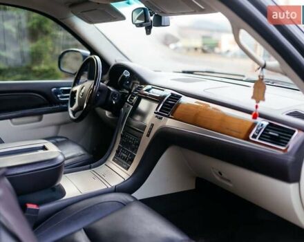 Чорний Каділак Ескалейд, об'ємом двигуна 6.16 л та пробігом 250 тис. км за 26999 $, фото 31 на Automoto.ua
