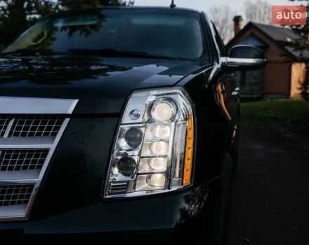 Чорний Каділак Ескалейд, об'ємом двигуна 6.16 л та пробігом 250 тис. км за 26999 $, фото 9 на Automoto.ua