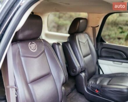 Чорний Каділак Ескалейд, об'ємом двигуна 6.16 л та пробігом 250 тис. км за 26999 $, фото 13 на Automoto.ua