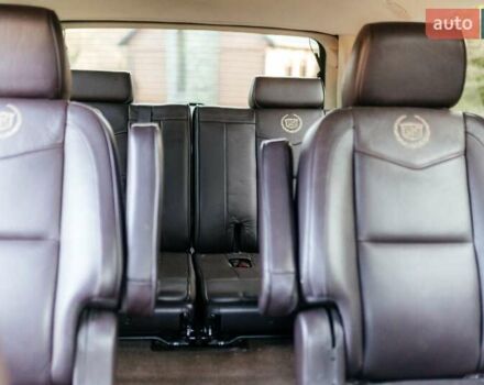 Чорний Каділак Ескалейд, об'ємом двигуна 6.16 л та пробігом 250 тис. км за 26999 $, фото 20 на Automoto.ua