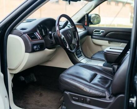 Чорний Каділак Ескалейд, об'ємом двигуна 6.16 л та пробігом 250 тис. км за 26999 $, фото 34 на Automoto.ua