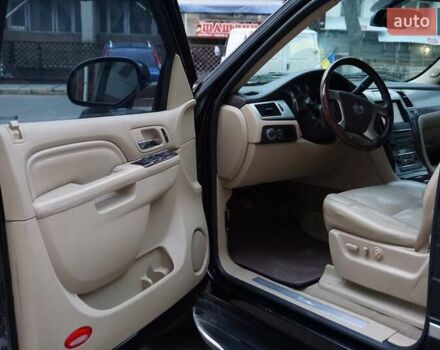 Черный Кадиллак Эскалейд, объемом двигателя 6.16 л и пробегом 221 тыс. км за 25000 $, фото 5 на Automoto.ua