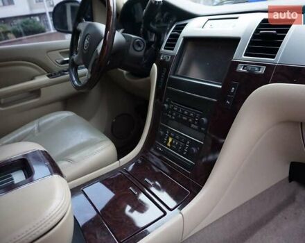 Черный Кадиллак Эскалейд, объемом двигателя 6.16 л и пробегом 221 тыс. км за 25000 $, фото 6 на Automoto.ua
