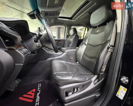 Чорний Каділак Ескалейд, об'ємом двигуна 6.16 л та пробігом 183 тис. км за 33900 $, фото 18 на Automoto.ua