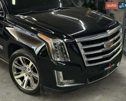 Чорний Каділак Ескалейд, об'ємом двигуна 6.16 л та пробігом 183 тис. км за 33900 $, фото 2 на Automoto.ua