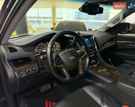 Чорний Каділак Ескалейд, об'ємом двигуна 6.16 л та пробігом 183 тис. км за 33900 $, фото 19 на Automoto.ua