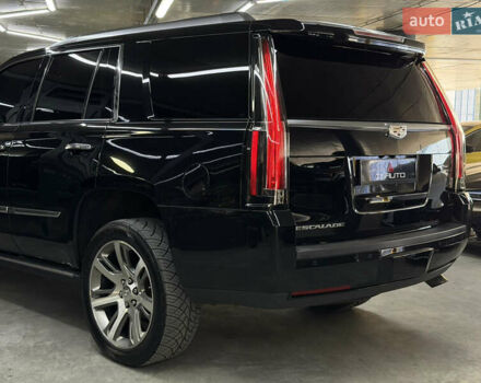 Чорний Каділак Ескалейд, об'ємом двигуна 6.16 л та пробігом 183 тис. км за 33900 $, фото 12 на Automoto.ua