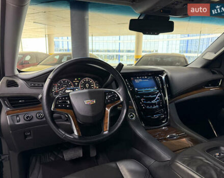 Чорний Каділак Ескалейд, об'ємом двигуна 6.16 л та пробігом 183 тис. км за 33900 $, фото 24 на Automoto.ua