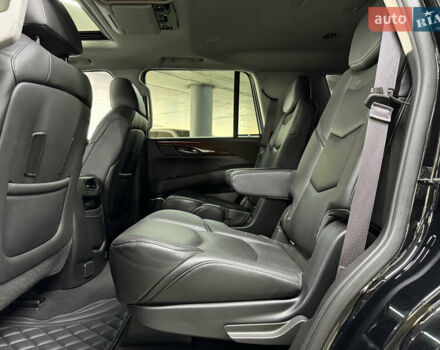 Чорний Каділак Ескалейд, об'ємом двигуна 6.16 л та пробігом 183 тис. км за 33900 $, фото 23 на Automoto.ua