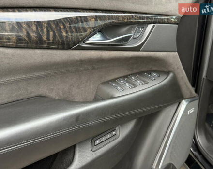 Кадиллак Эскалейд 2015 в Киеве на Automoto.ua Черный Кадиллак Эскалейд, объемом двигателя 6.16 л и пробегом 82 тыс. км за 64999 $, фото 13 на Automoto.ua