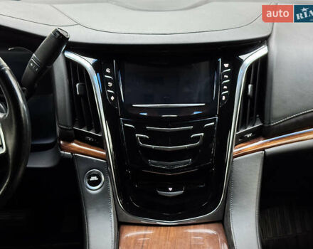 Черный Кадиллак Эскалейд, объемом двигателя 6.2 л и пробегом 270 тыс. км за 42750 $, фото 18 на Automoto.ua