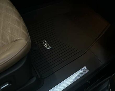 Чорний Каділак Ескалейд, об'ємом двигуна 6.2 л та пробігом 21 тис. км за 130000 $, фото 2 на Automoto.ua