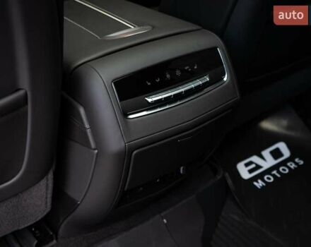 Чорний Каділак Ескалейд, об'ємом двигуна 6.2 л та пробігом 1 тис. км за 204000 $, фото 46 на Automoto.ua