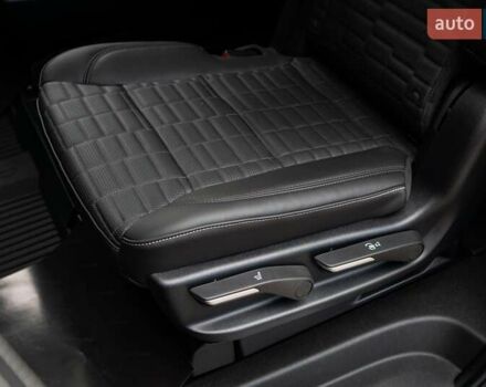 Чорний Каділак Ескалейд, об'ємом двигуна 6.2 л та пробігом 1 тис. км за 204000 $, фото 44 на Automoto.ua