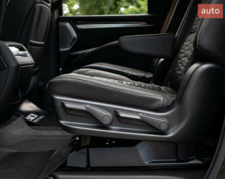 Чорний Каділак Ескалейд, об'ємом двигуна 6.2 л та пробігом 1 тис. км за 204000 $, фото 43 на Automoto.ua