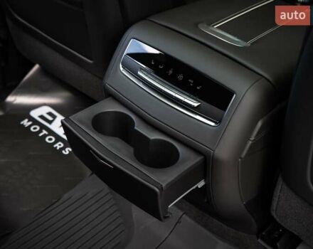 Чорний Каділак Ескалейд, об'ємом двигуна 6.2 л та пробігом 1 тис. км за 204000 $, фото 50 на Automoto.ua