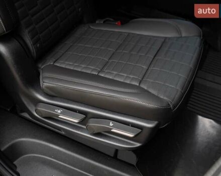 Чорний Каділак Ескалейд, об'ємом двигуна 6.2 л та пробігом 1 тис. км за 204000 $, фото 49 на Automoto.ua