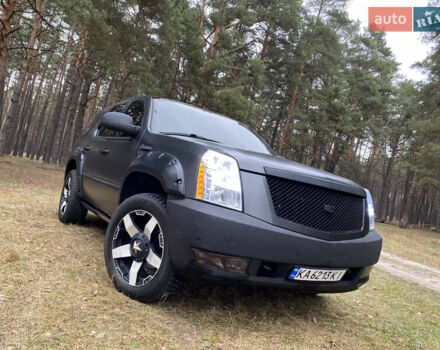 Чорний Каділак Ескалейд, об'ємом двигуна 6.2 л та пробігом 180 тис. км за 12000 $, фото 1 на Automoto.ua