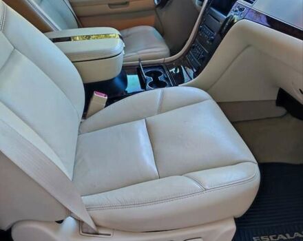 Красный Кадиллак Эскалейд, объемом двигателя 6.2 л и пробегом 183 тыс. км за 18000 $, фото 4 на Automoto.ua