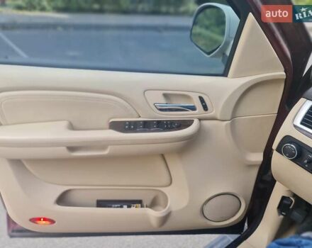 Червоний Каділак Ескалейд, об'ємом двигуна 6.2 л та пробігом 174 тис. км за 19800 $, фото 3 на Automoto.ua