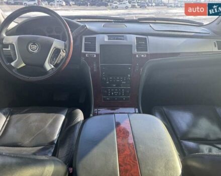 Каділак Ескалейд, об'ємом двигуна 6.2 л та пробігом 300 тис. км за 14500 $, фото 13 на Automoto.ua