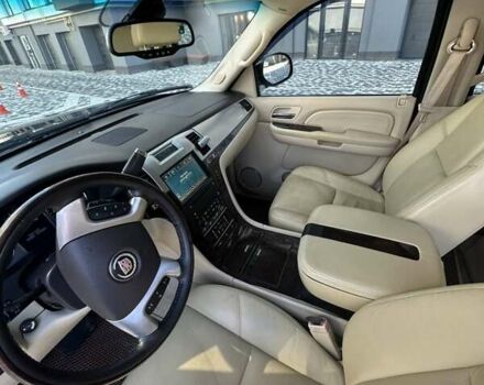 Кадиллак Эскалейд, объемом двигателя 6.2 л и пробегом 260 тыс. км за 13950 $, фото 6 на Automoto.ua