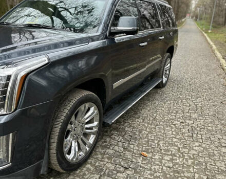 Серый Кадиллак Эскалейд, объемом двигателя 6.16 л и пробегом 176 тыс. км за 49500 $, фото 5 на Automoto.ua