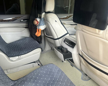 Серый Кадиллак Эскалейд, объемом двигателя 6.16 л и пробегом 38 тыс. км за 120000 $, фото 3 на Automoto.ua