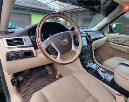 Зеленый Кадиллак Эскалейд, объемом двигателя 6.2 л и пробегом 252 тыс. км за 15000 $, фото 12 на Automoto.ua