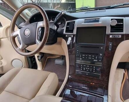 Зеленый Кадиллак Эскалейд, объемом двигателя 6.2 л и пробегом 252 тыс. км за 15000 $, фото 17 на Automoto.ua